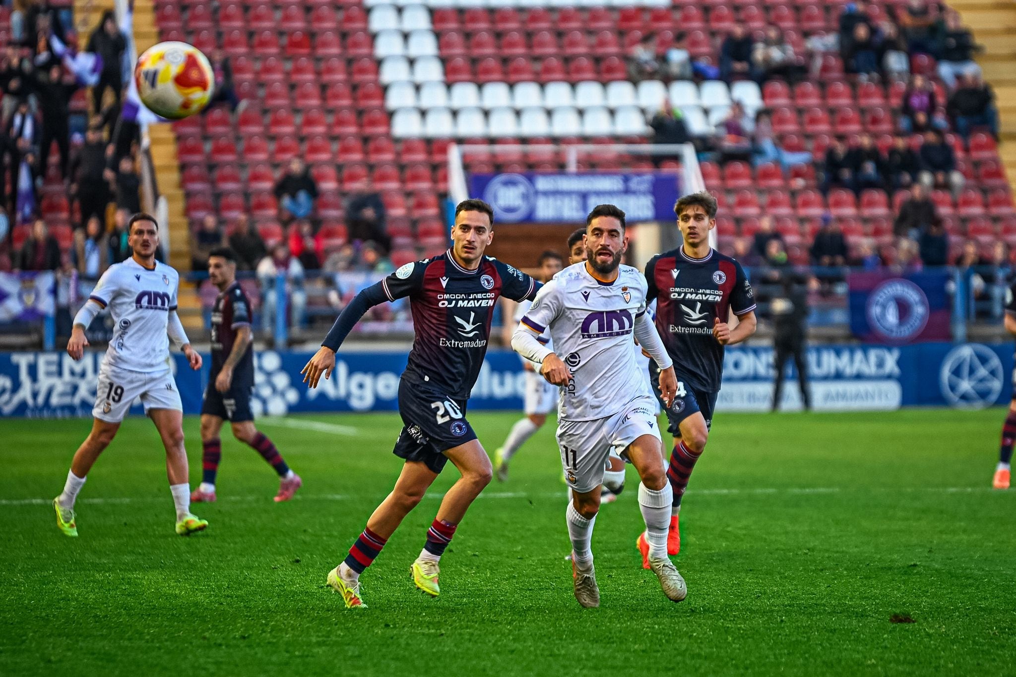 Mario Martos se disputa un balón con un jugador del Extremadura durante el partido.