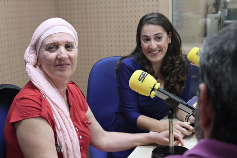 Toñi María Navarro y Loreto Brotons, socia y presidenta de la Asociación Provincial de Alicante de Mujeres con Cáncer de Mama (APAMM)