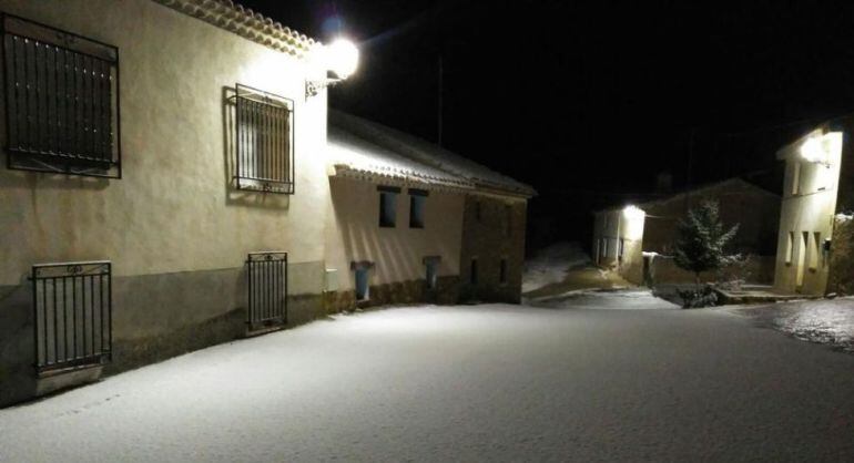 Débil nevada nocturna en una calle el mes de enero de 2016