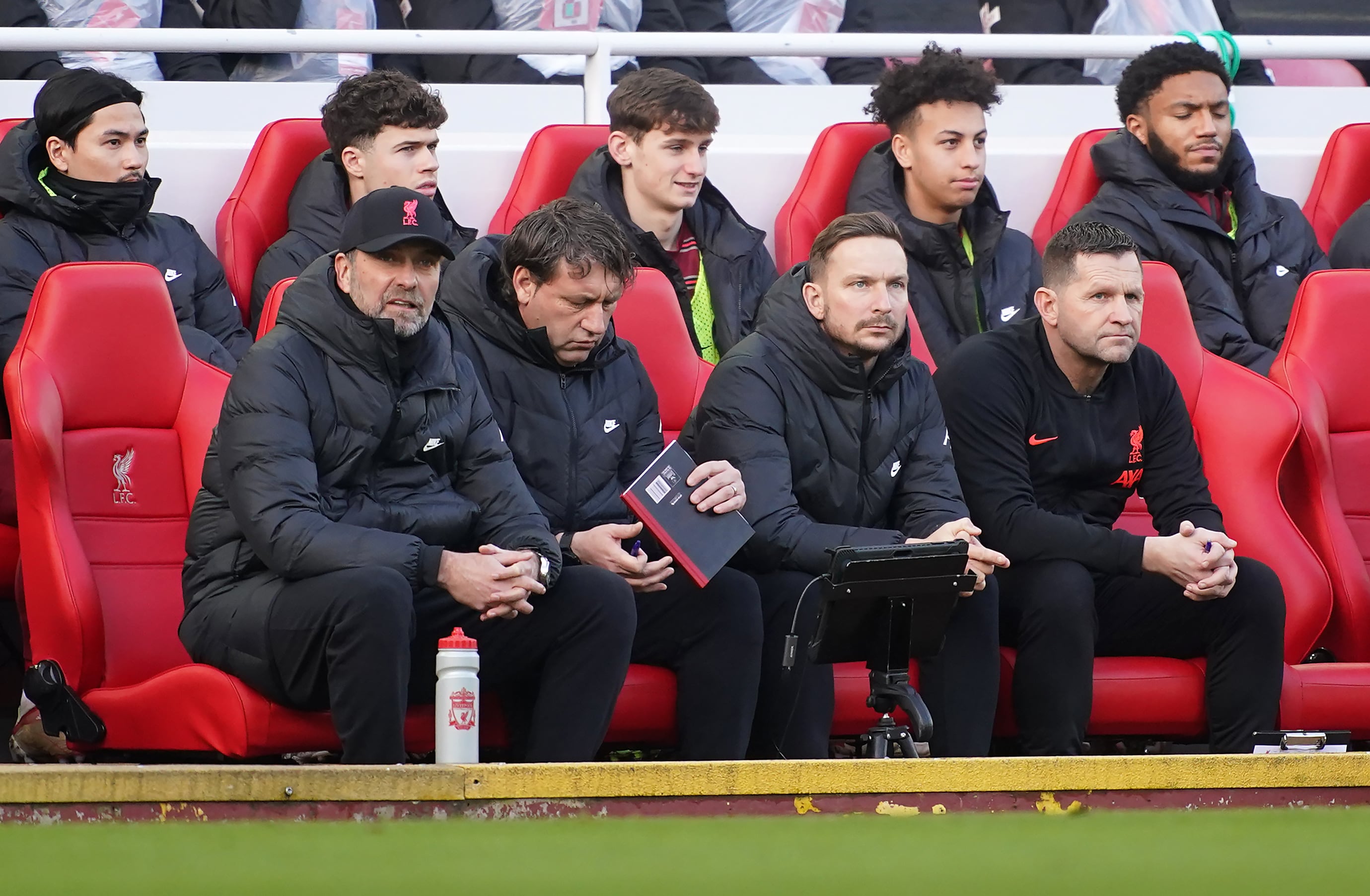 Klopp y su cuerpo técnico durante el Liverpool-Brentford de esta temporada