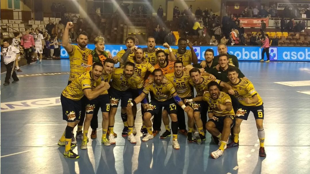 La plantilla bidasotarra celebra su victoria histórica en León