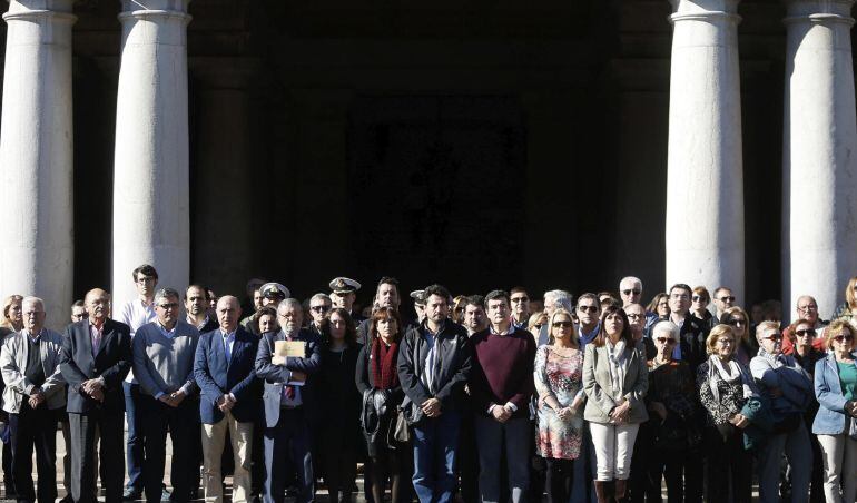 GRA103 Valencia (Comunidad Valenciana), Un gran número de personas participan ante el ayuntamiento en el minuto de silencio para condenar la cadena de atentados terroristas cometidos el pasado viernes por la noche en París. EFE Kai Försterling