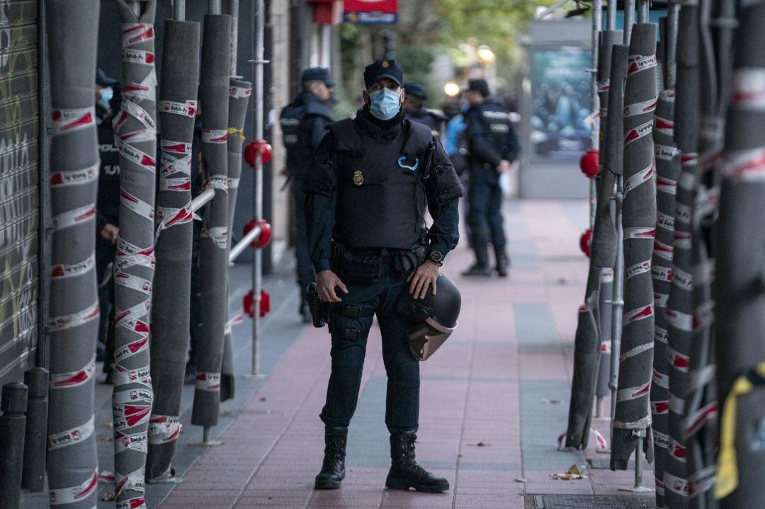 Un policía nacional en un despliegue policial durante un desalojo.