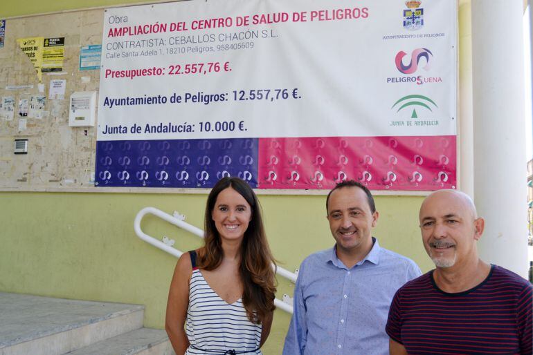 El alcalde de Peligros (Granada), en el centro de la imagen, junto a dos de sus concejales en el centro de salud de la localidad que va a ser ampliado por el Ayuntamiento