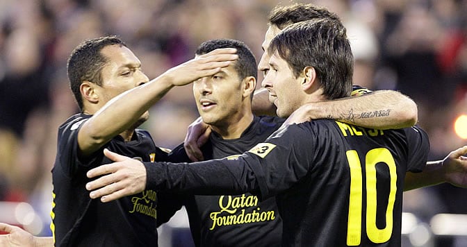 Messi celebra con sus compañeros su primer gol en La Romareda