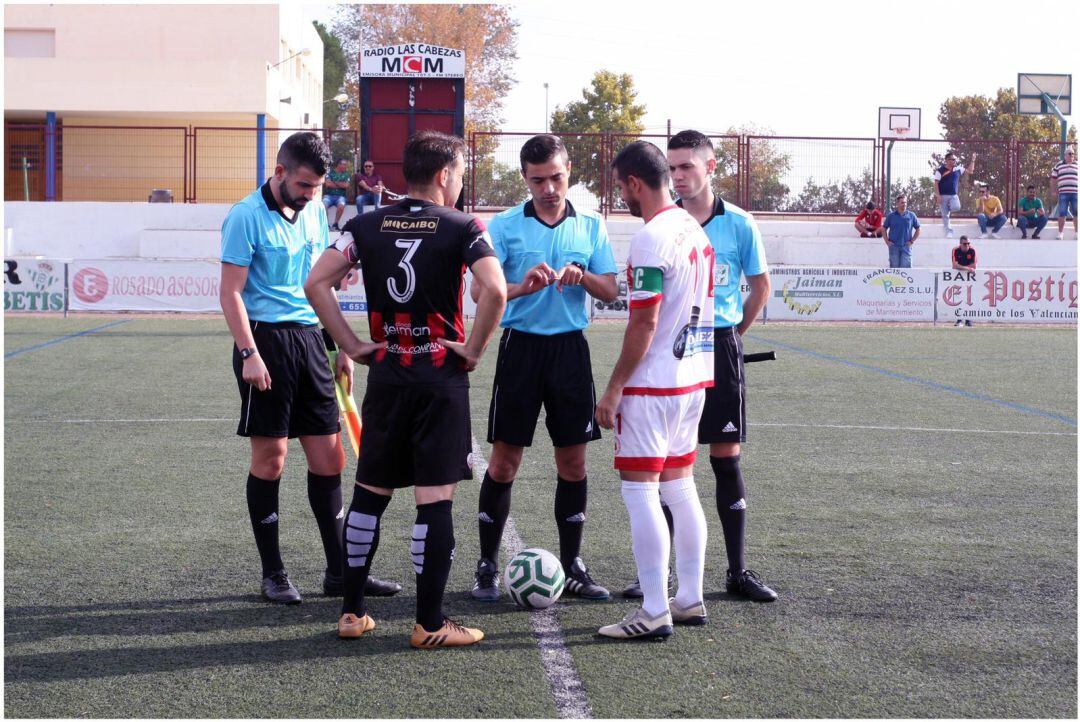 Ambos capitanes sortean el campo.