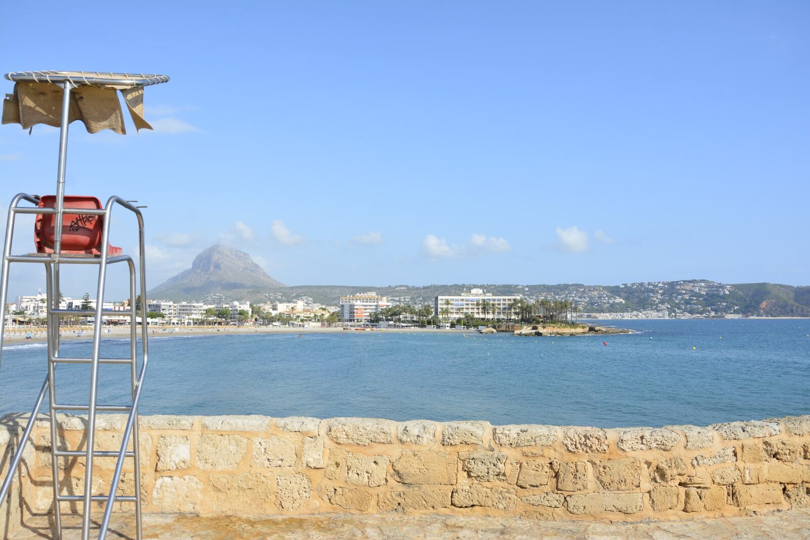 Silla de vigilancia en la playa del Arenal.