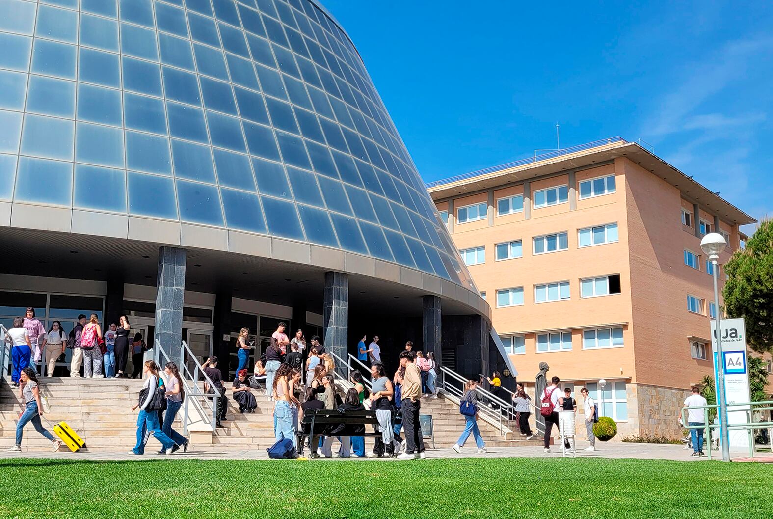 Alumnado de la UJA en el Campus de Las Lagunillas.