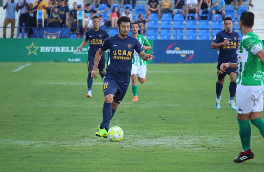 Kevin Presa conduce el balón ante el Atlético Sanluqueño