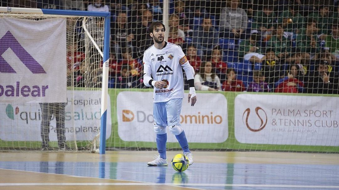 Carlos Barrón defiende la portería del Palma Futsal.