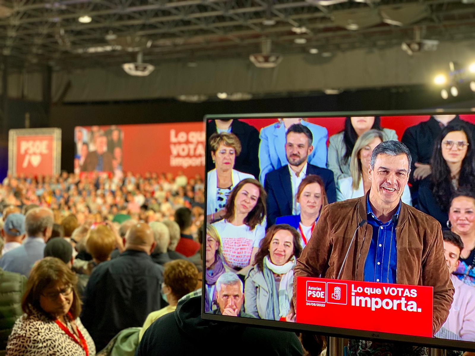 El presidente del Gobierno, Pedro Sánchez, arropa a los socialistas asturianos en el acto principal de la campaña