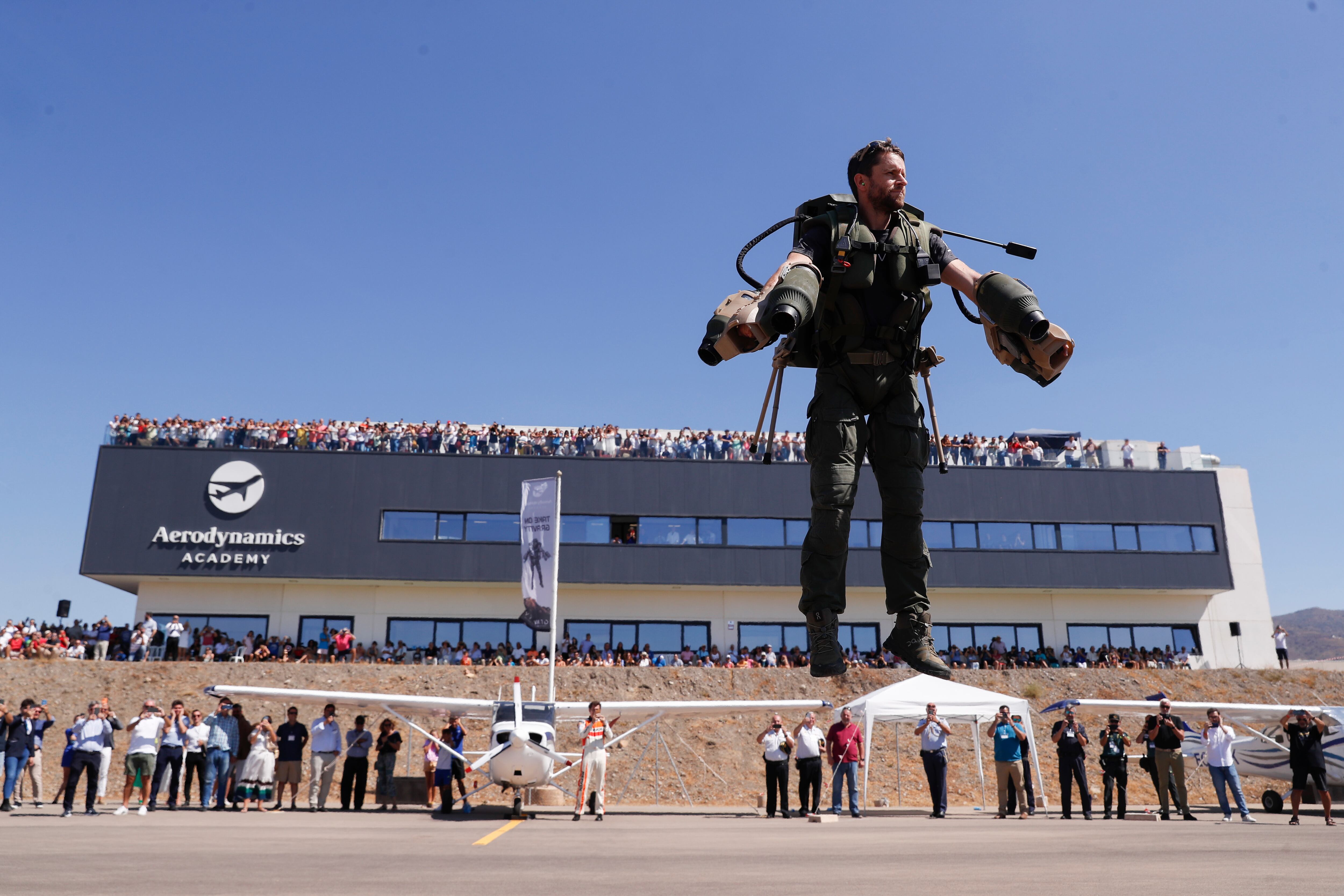 Vélez-Málaga (Málaga), 10/09/2022.- El piloto británico Richard Browny se prepara para el vuelo de exhibición de JetSuit, el traje volador desarrollado por Gravity Industries. EFE/Jorge Zapata
