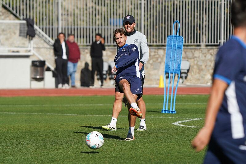 El capità Sergio Molina, i darrere seu el tècnic Ibai Gómez