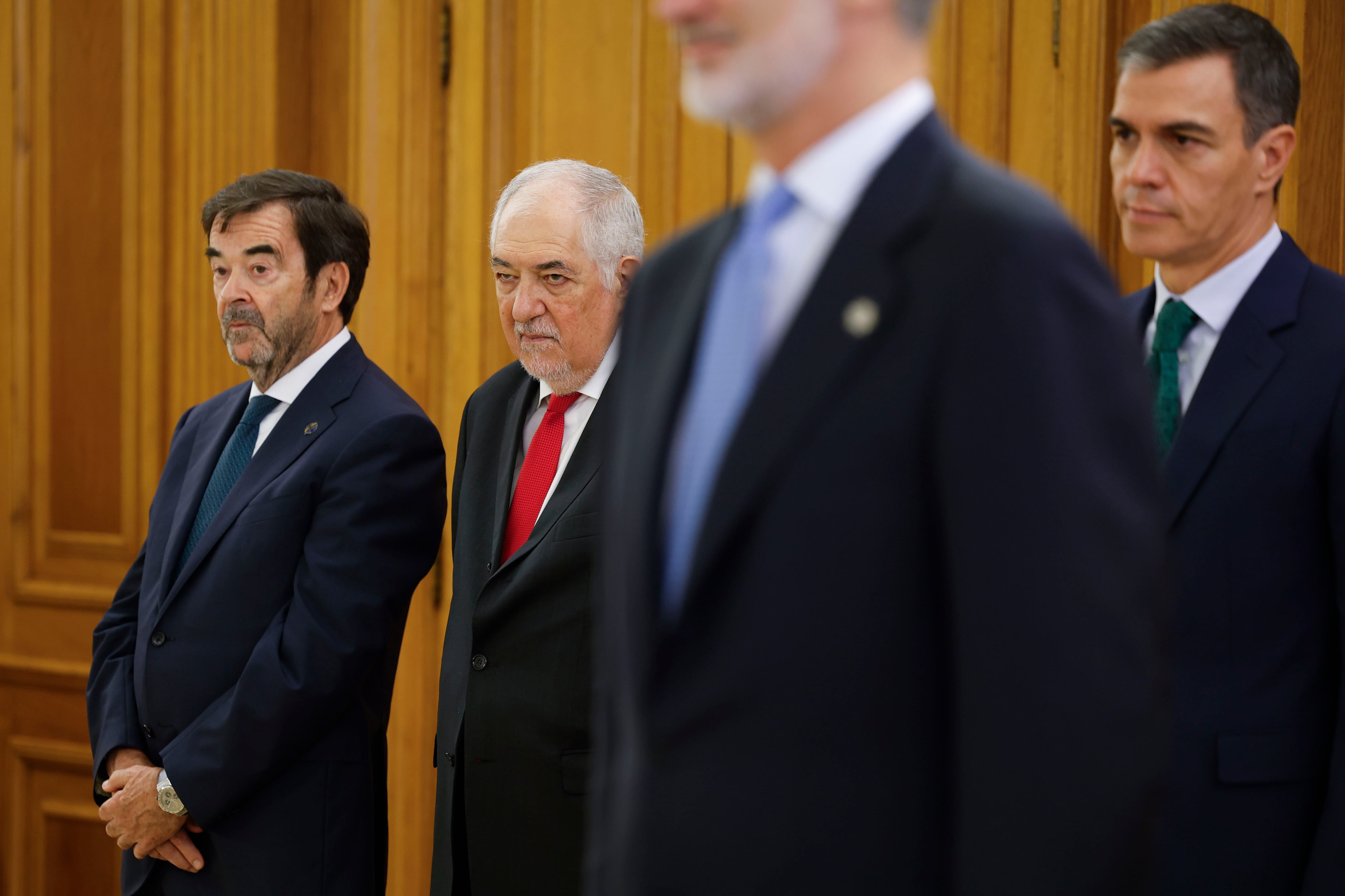 El presidente del Gobierno, Pedro Sánchez (d); el presidente del Tribunal Constitucional Cándido Conde-Pumpido (2i); y el presidente del CGPJ, Vicente Guilarte (i), durante la ceremonia de juramento o promesa de los nuevos vocales del Consejo General del Poder Judicial celebrada en el Palacio de la Zarzuela, este jueves.