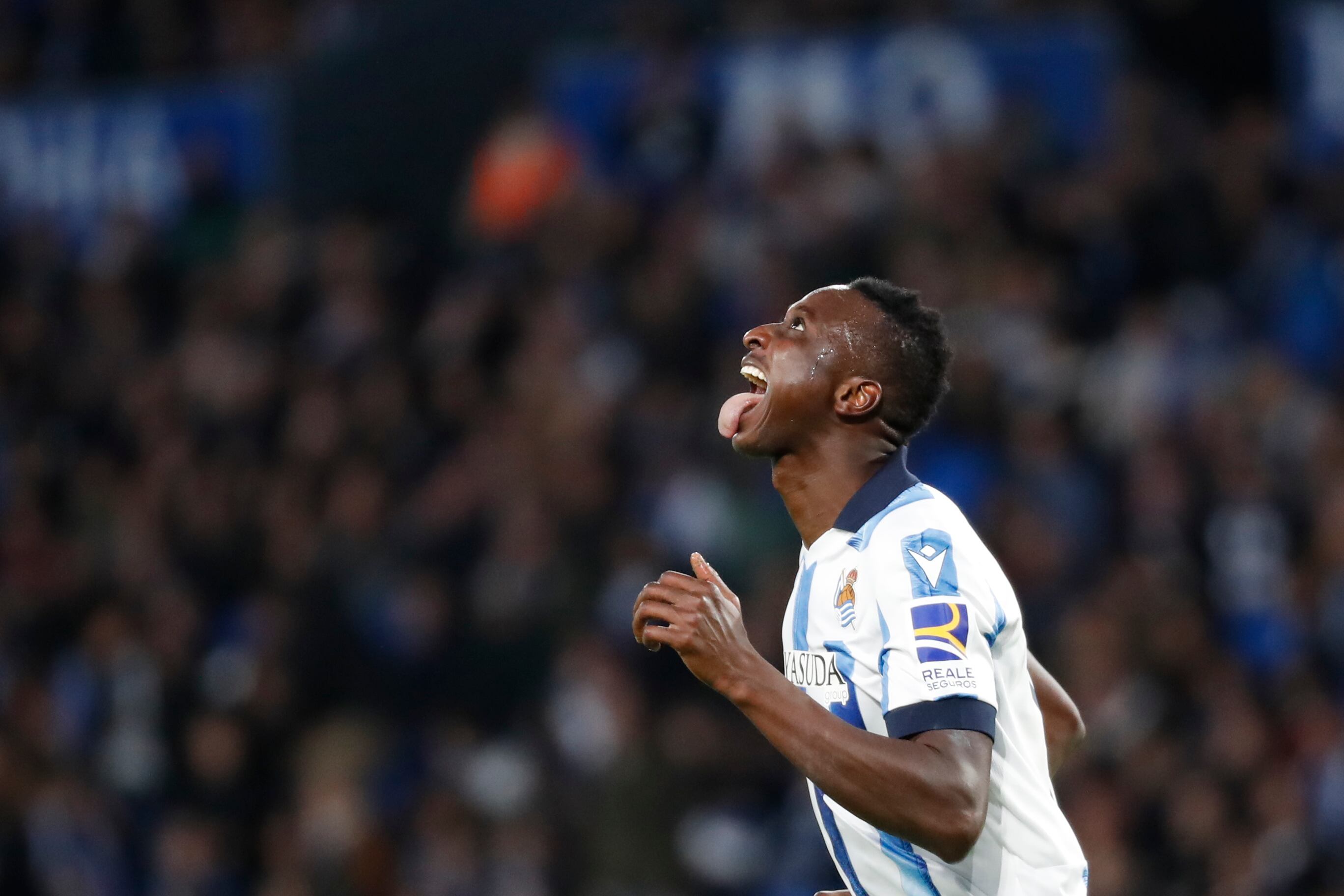 SAN SEBASTIÁN (GIPUZKOA), 26/11/2023.- El delantero nigeriano de la Real Sociedad Sadiq Umar durante el partido de la jornada 14 de LaLiga que Real Sociedad y Sevilla FC disputan este viernes en el Reale Arena de San Sebastián. EFE/ Juan Herrero
