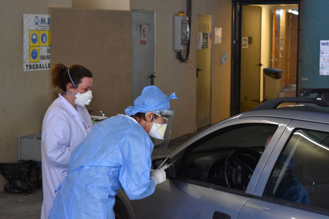 Un usuari arribant al Centre Intermedi de Control per passar les proves del coronavirus.