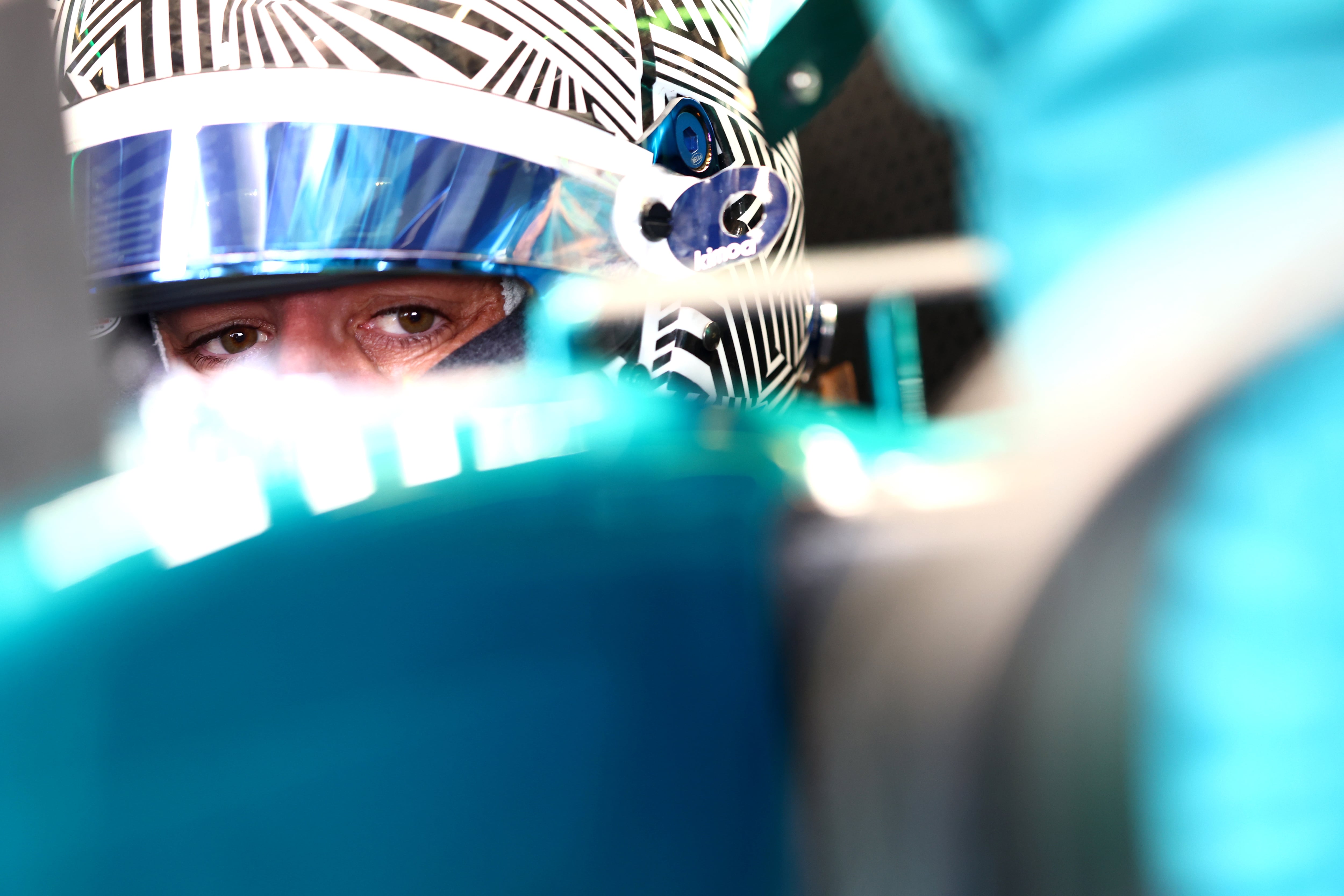 Fernando Alonso probando el Aston Martin. (Photo by Mark Thompson/Getty Images)