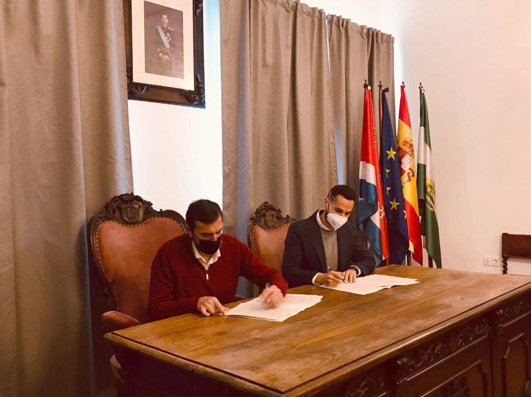 Un momento de la firma.