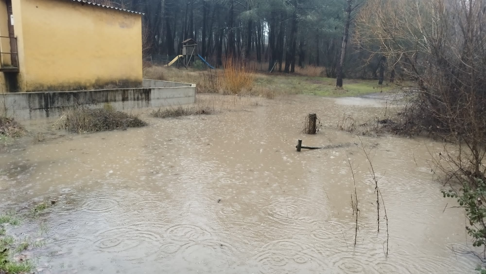 El Ayuntamiento de Aguilafuente reparte agua embotellada entre sus vecinos