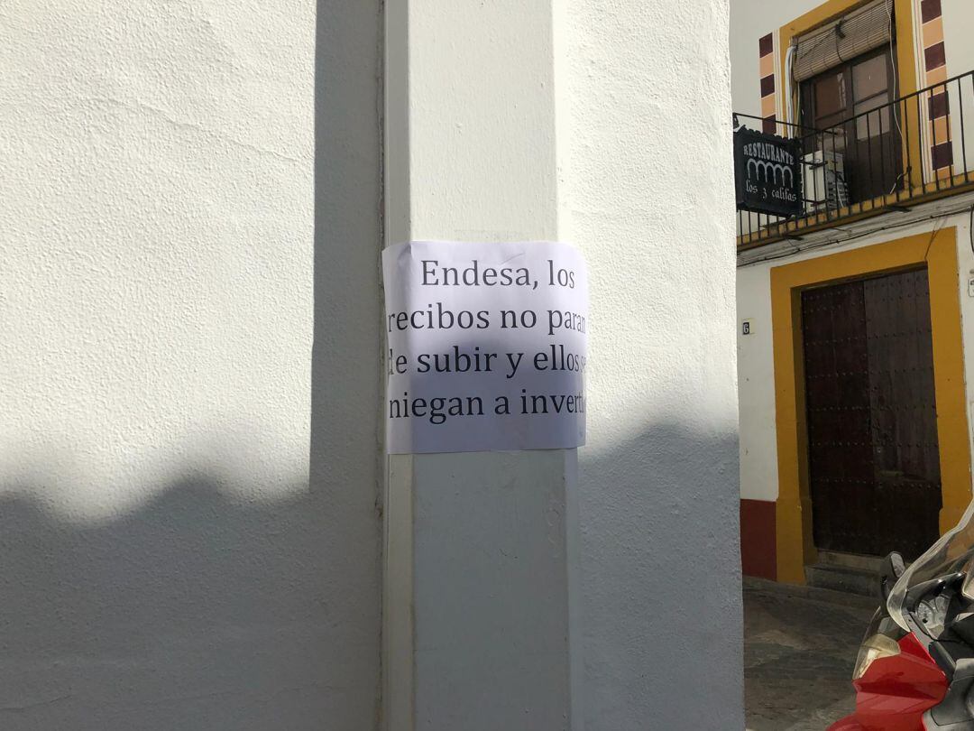 Carteles con los que los vecinos y comerciantes del Casco Histórico protestan por los cortes de suministro en la zona.