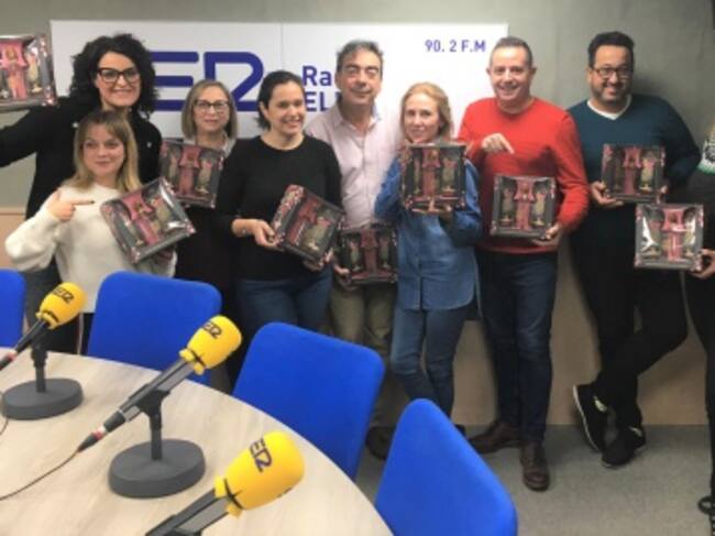 Los trabajadores de Radio Elda Cadena SER ya tienen Mano de Santo en caja regalo.