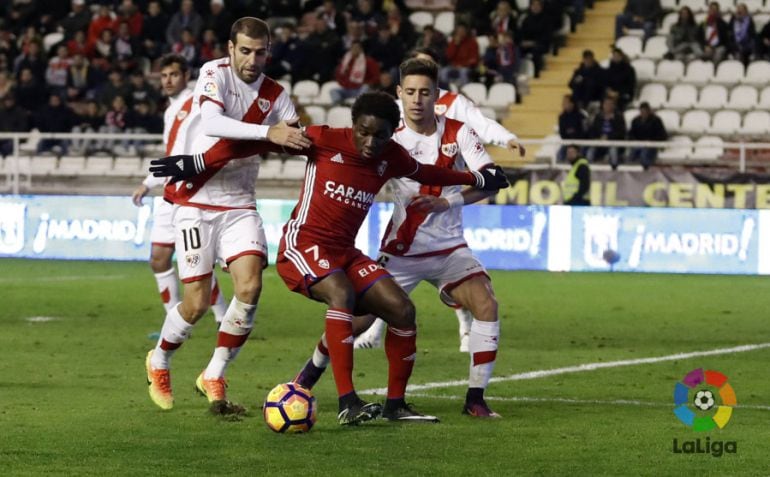Dongou pelea una pelota ante la oposición de dos jugadores del Rayo