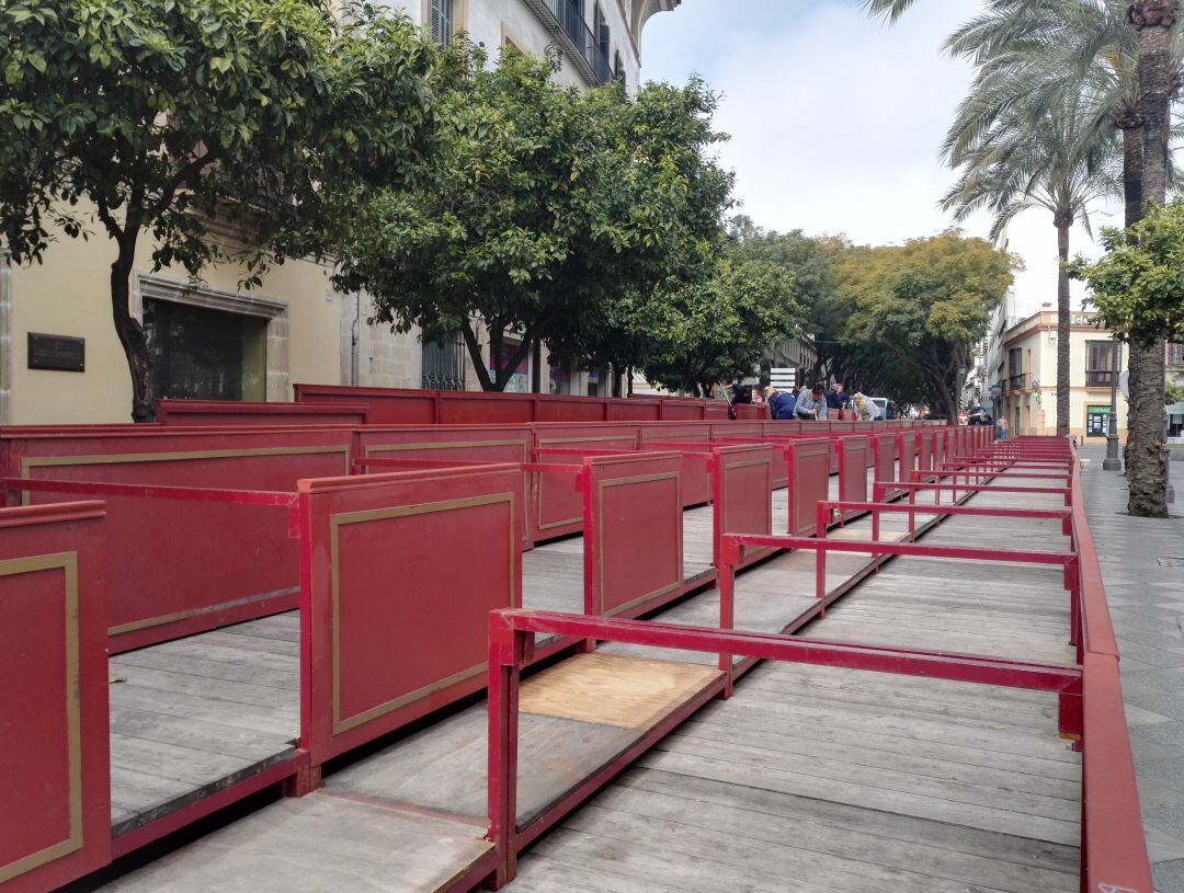 Instalación de los palcos de Semana Santa en Jerez