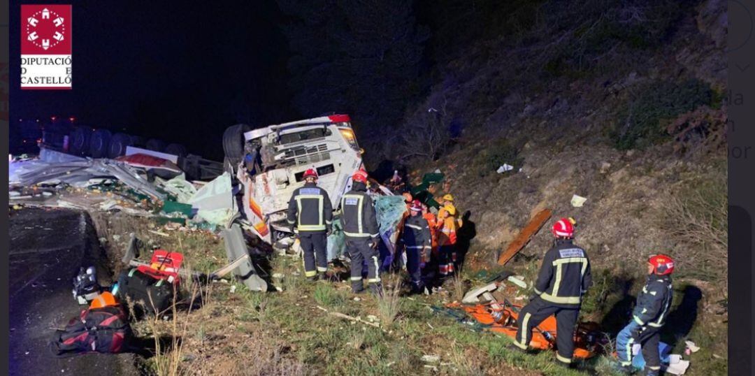 Los bomberos excarcelan al conductor de un camión volcado sobre las 4.40 horas en la AP7 a la altura de Peñíscola 