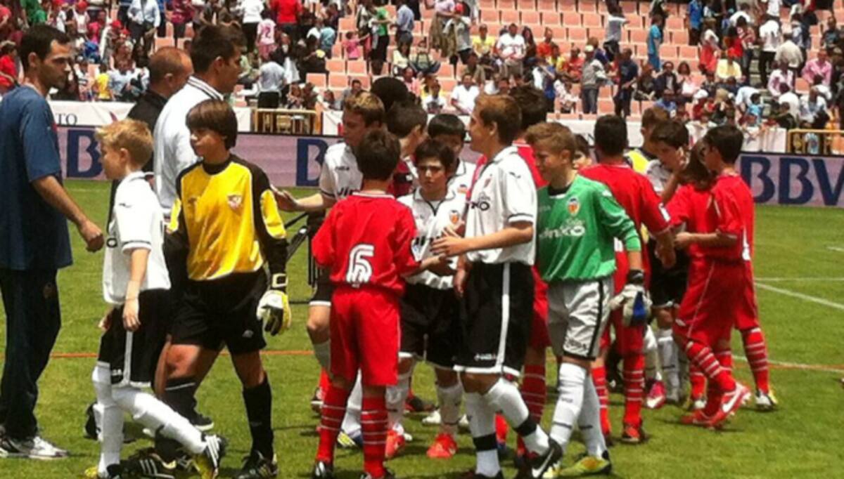 Los dos conjuntos se saludan antes del pitido inical en el segundo partido de las semifinales