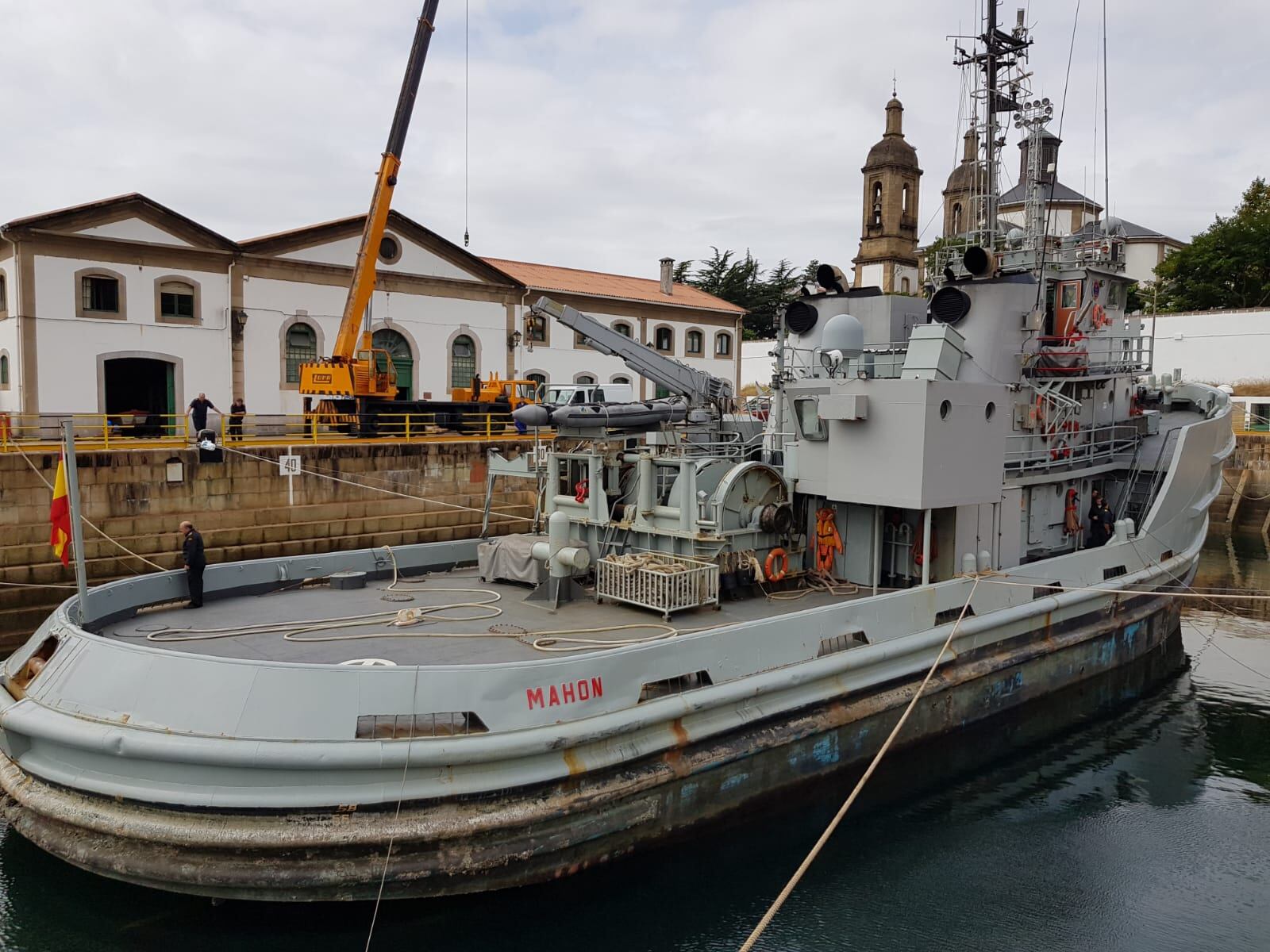 Imagen de archivo del remolcador Mahón durante un proceso de modernización en el Arsenal Militar de Ferrol (foto: Armada)