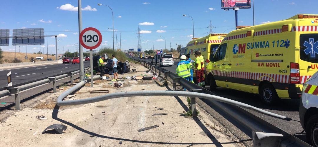 El aparatoso accidente no ha tenido consecuencias graves en el conductor accidentado