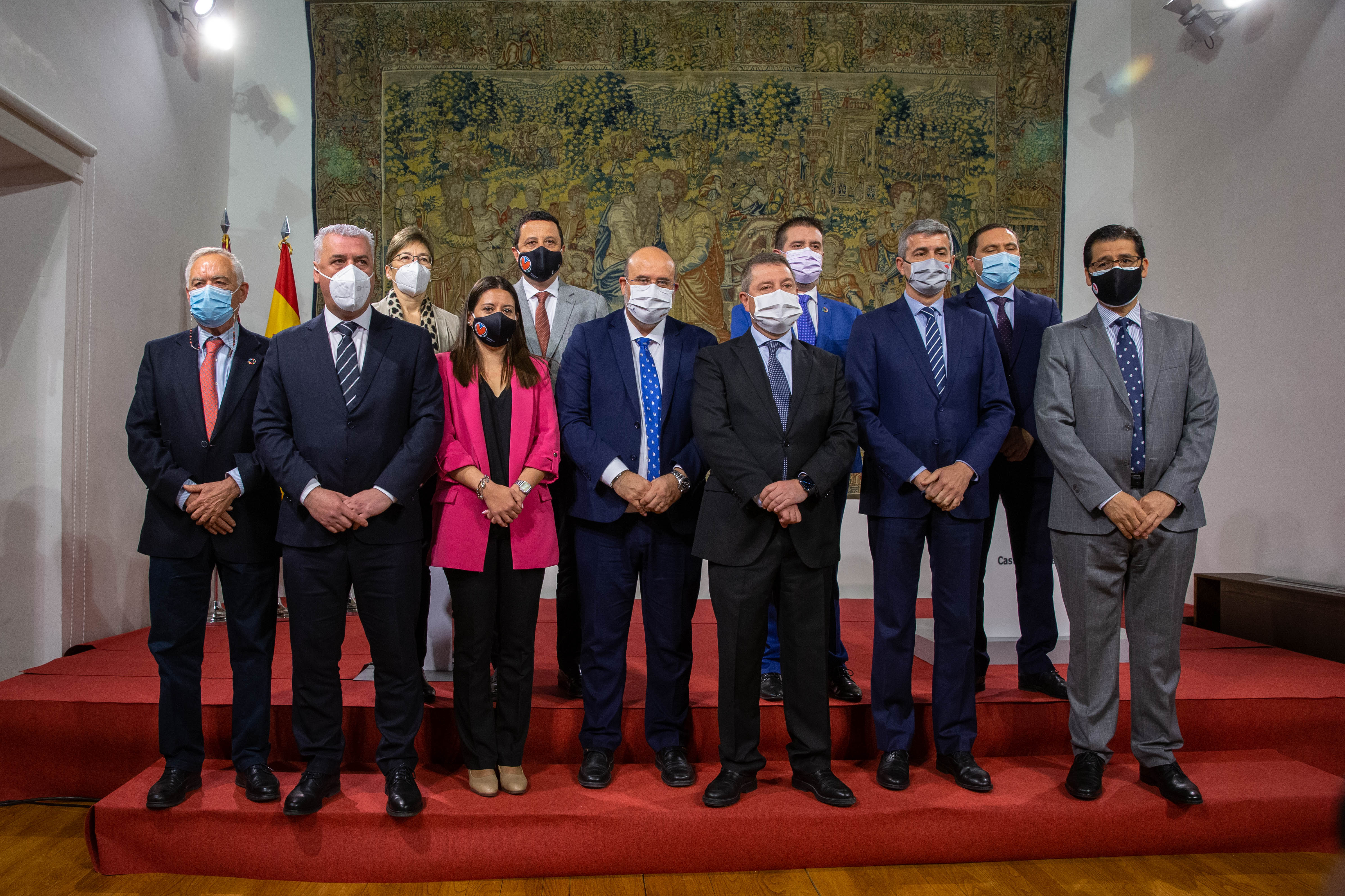 El jefe del Ejecutivo autonómico, Emiliano García-Page, preside, en el Palacio de Fuensalida, la firma del convenio para la ‘Garantía de Cuidados de las Personas en su Entorno’, junto a los presidentes de las cinco diputaciones provinciales de Castilla-La Mancha. (Fotos: A. Pérez Herrera // JCCM)