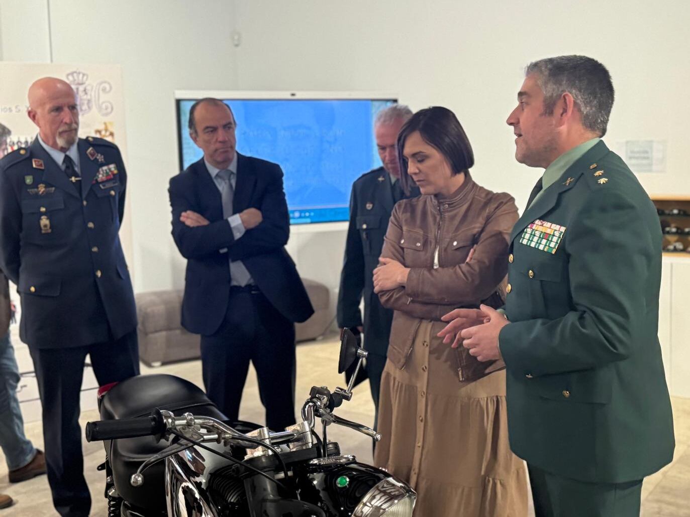 La delegada del Gobierno en Navarra, Alicia Echeverría, en la inauguración de la exposición de la Agrupación de Tráfico de la Guardia Civil en Navarra, celebrada este 1 de junio en la sala de armas de la Ciudadela.