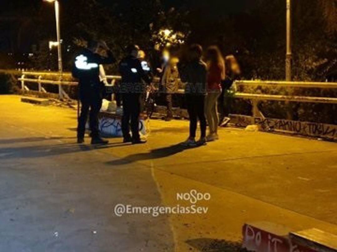 La Policía Local, durante una intervención en la calle. 