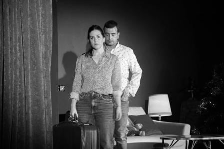 En "El tiempo que nos mece", vemos como Claudia y Pablo, una pareja común con sus buenos y sus malos momentos, un conflicto provocado por alguien externo hace que sus vidas cambien.