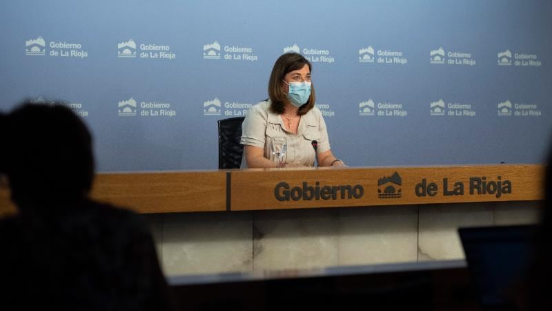 La consejera de Salud y portavoz del Gobierno de La Rioja, Sara Alba, anuncia el cierre del ocio nocturno y otras restricciones a bares y restaurantes para contener el avance del virus en la primera ola de la pandemia.