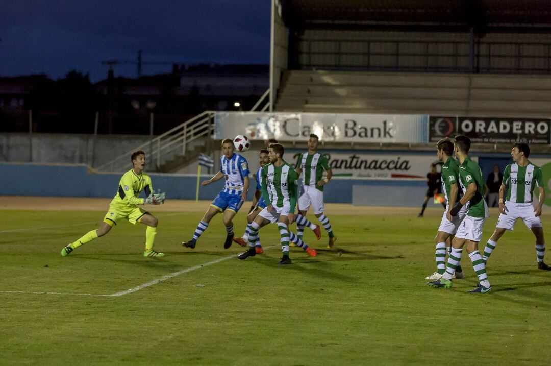 Los blanquiazules en un lance del reciente encuentro ante la Cebrereña.