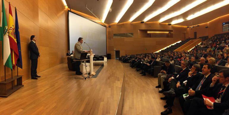 El diputado de Turismo de Granada, Enrique Medina, interviene en la inauguración del congreso de agencias de viaje que se celebra en Granada