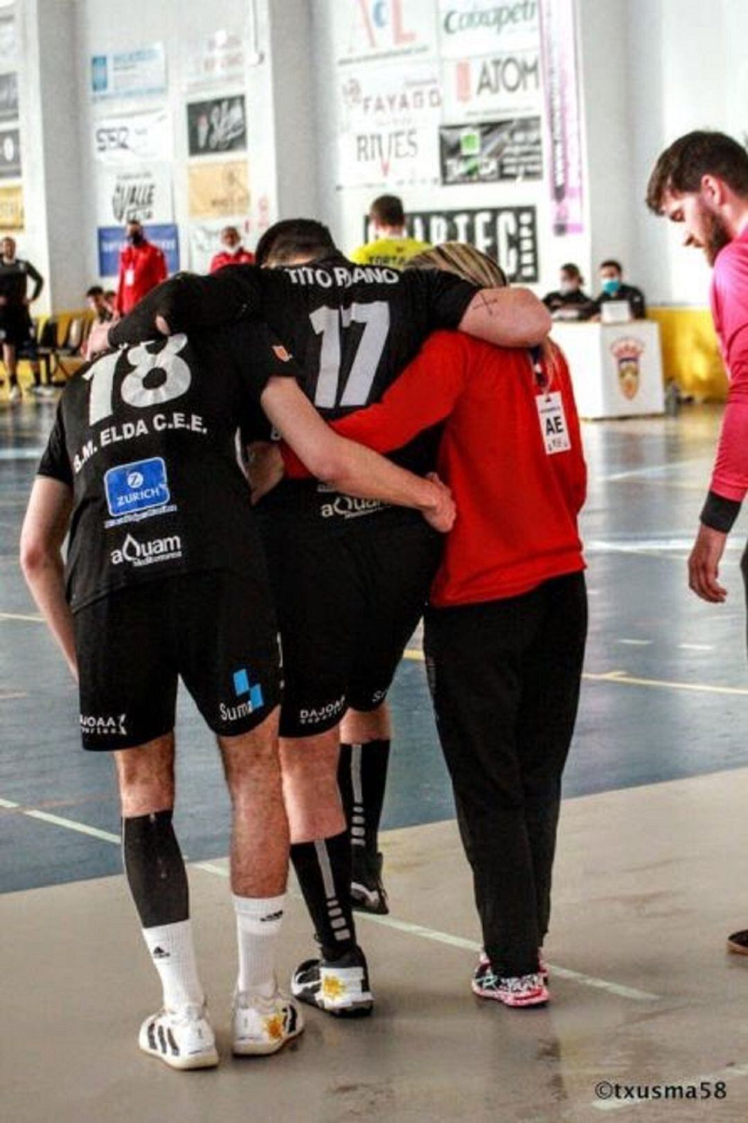 Tito Ruano abandona la pista acompañado por Andrea Aldeguer y David Quiles