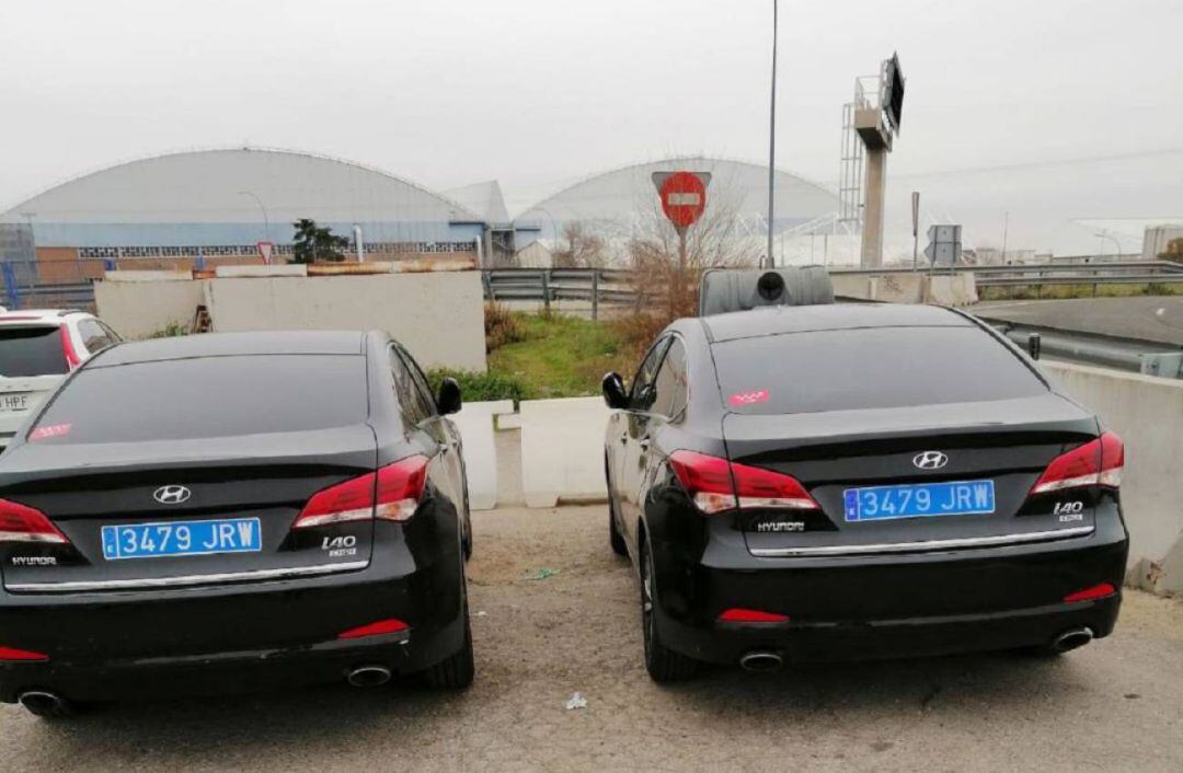 Los dos vehículos aparcados en el barrio de Barajas.