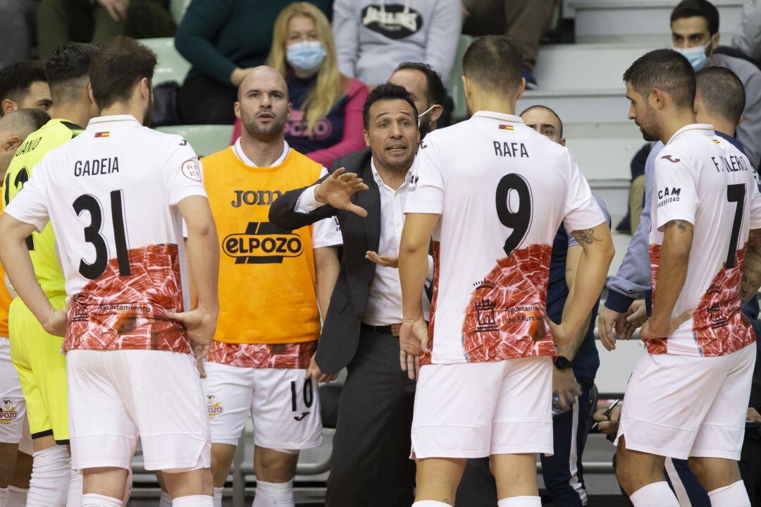 Imagen de archivo de un tiempo muerto de Diego Giustozzi en el Palacio de los Deportes de Murcia