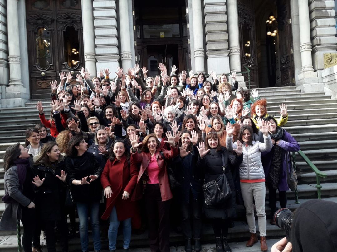 Las periodistas, &quot;protagonistas&quot; de la portada de La Hoja del Lunes, se han fotografiado hoy en la escalinata la JGPA