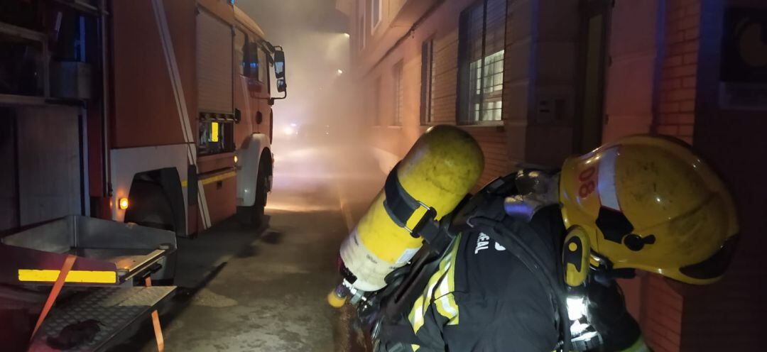 Momento de la actuación de los bomberos durante el incendio de Las Casas la pasada noche