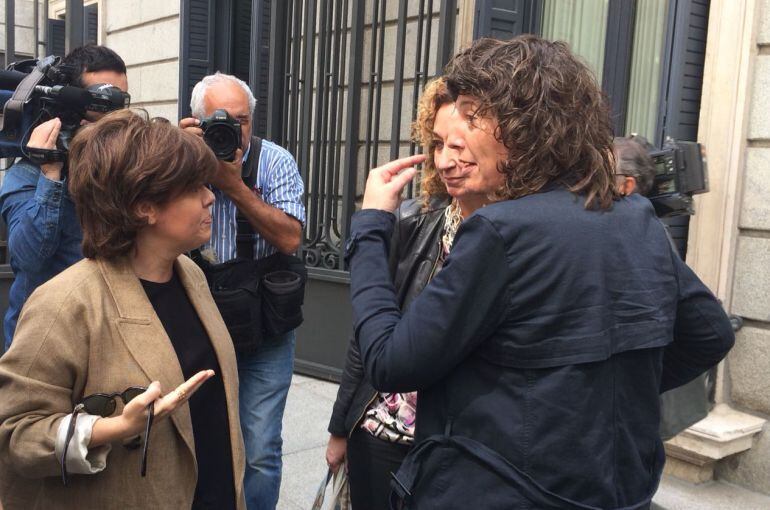 Las diputadas Ester Capella y Teresa Jordá saludan a la vicepresidenta Sáenz de Santamaría esta mañana a las puertas del Congreso. 