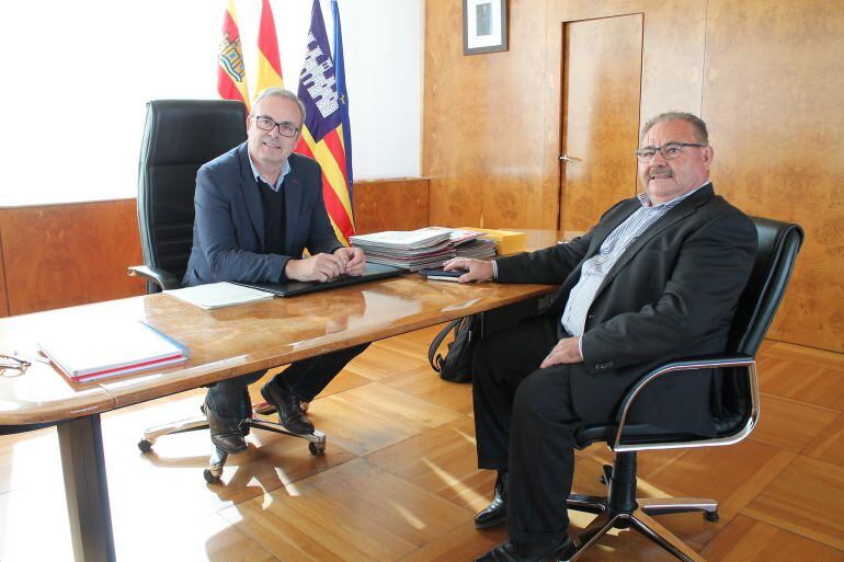 Un momento durante la reunión entre el presidente del Consell y el alcalde de Sant Joan