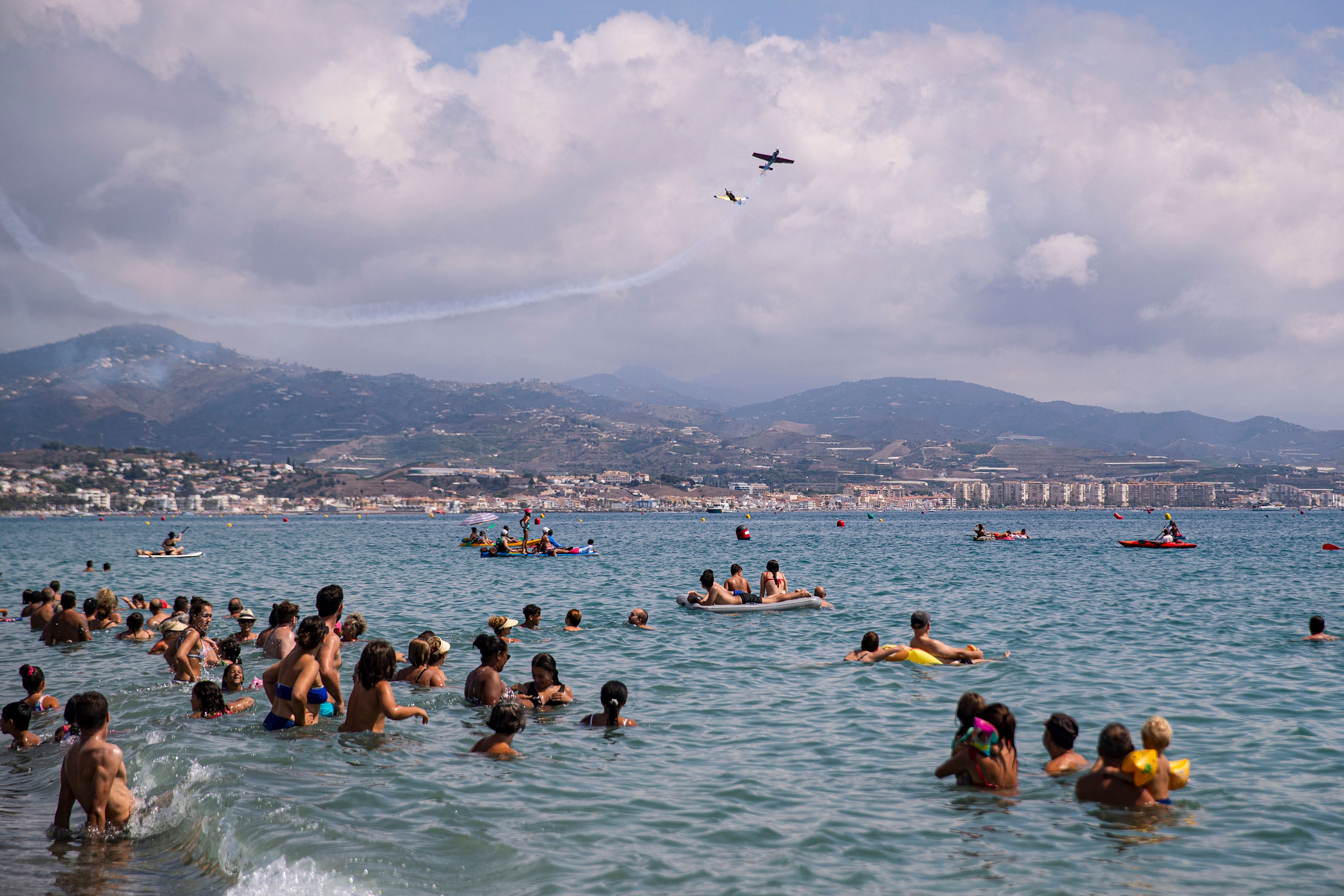 MÁLAGA, 10/09/2023.- Numerosas personas siguen desde la playa la exhibición del Festival Aéreo de Torre del Mar, en su VIII edición. EFE/Jorge Zapata
