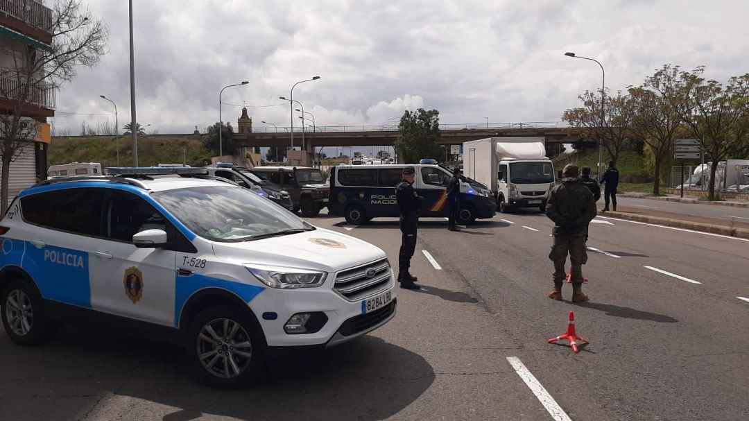 La Policía de la Generalitat ha participado en los controles policiales en las carreteras para evitar desplazamientos durante el estado de alarma.