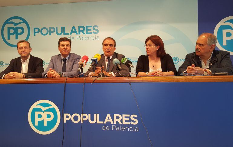 Manuel Niño, Secretario de Estado de Infraestructuras (en el centro), habla en su visita a Palencia sobre la importancia de la alta velocidad en nuestra provincia