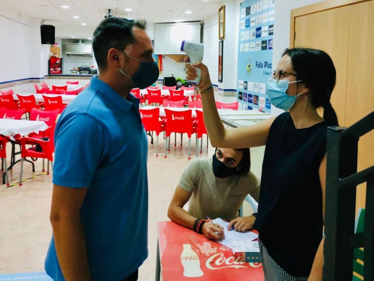 Aforo limitado, toma de temperatura... la nueva normalidad en el casal de la Falla Plaça Prado