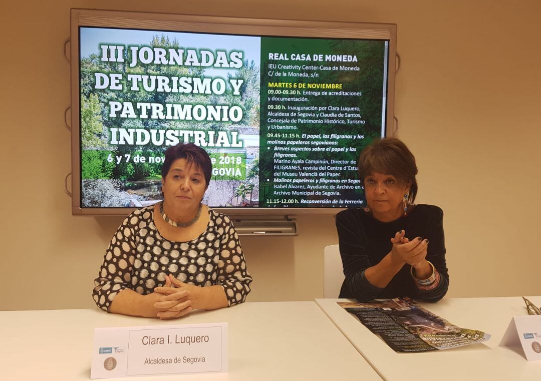 La alcaldesa Clara Luquero (izda.) junto a la concejala de Turismo y Patrimonio Claudia de Santos durante la inauguración de las jornadas